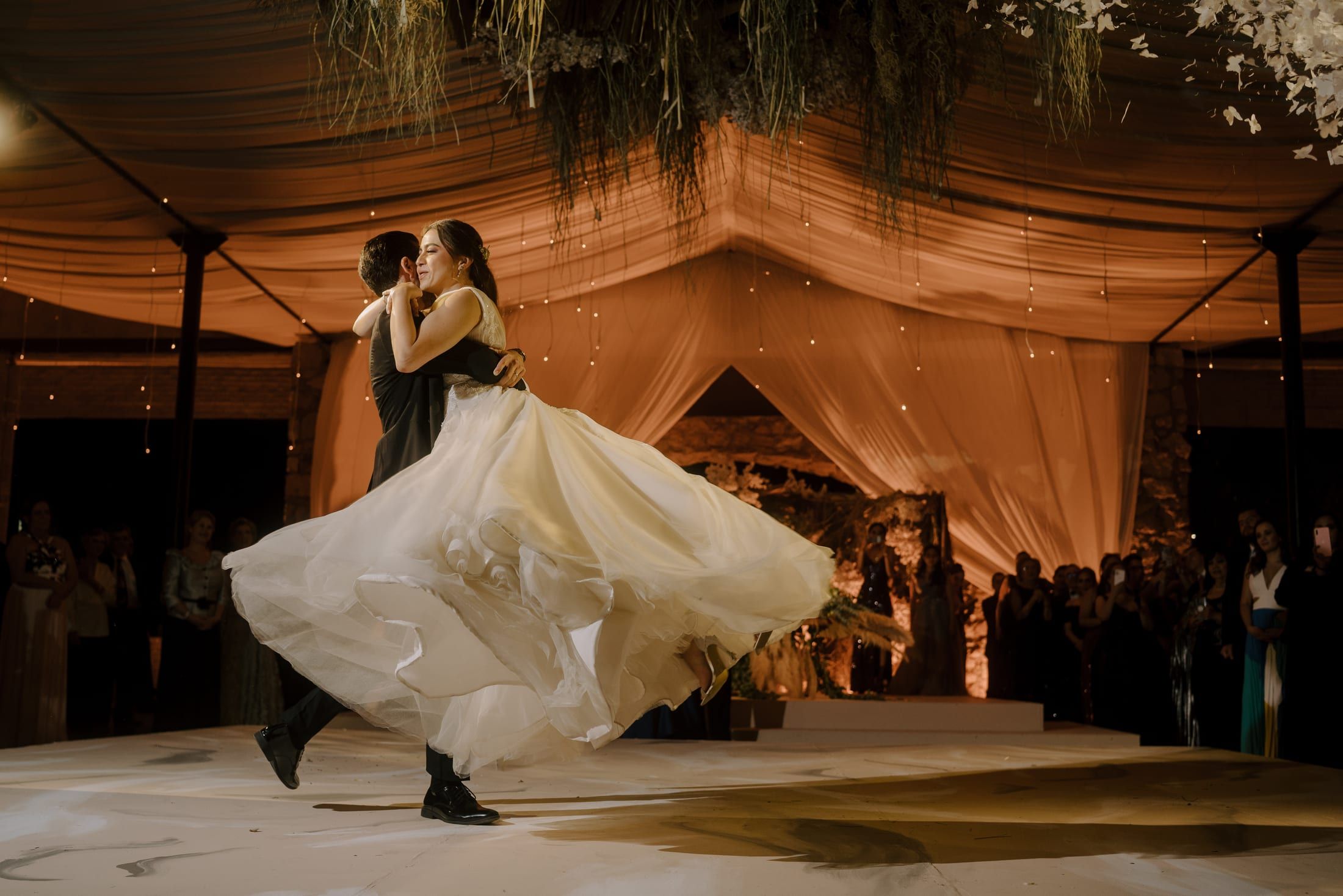 Primer baile bajo un techo de telas y flores