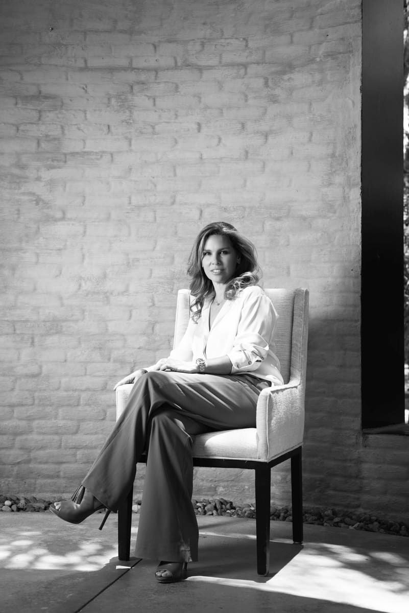 Retrato en blanco y negro de Alejandra Álvarez, parte del equipo de Casa Clementina