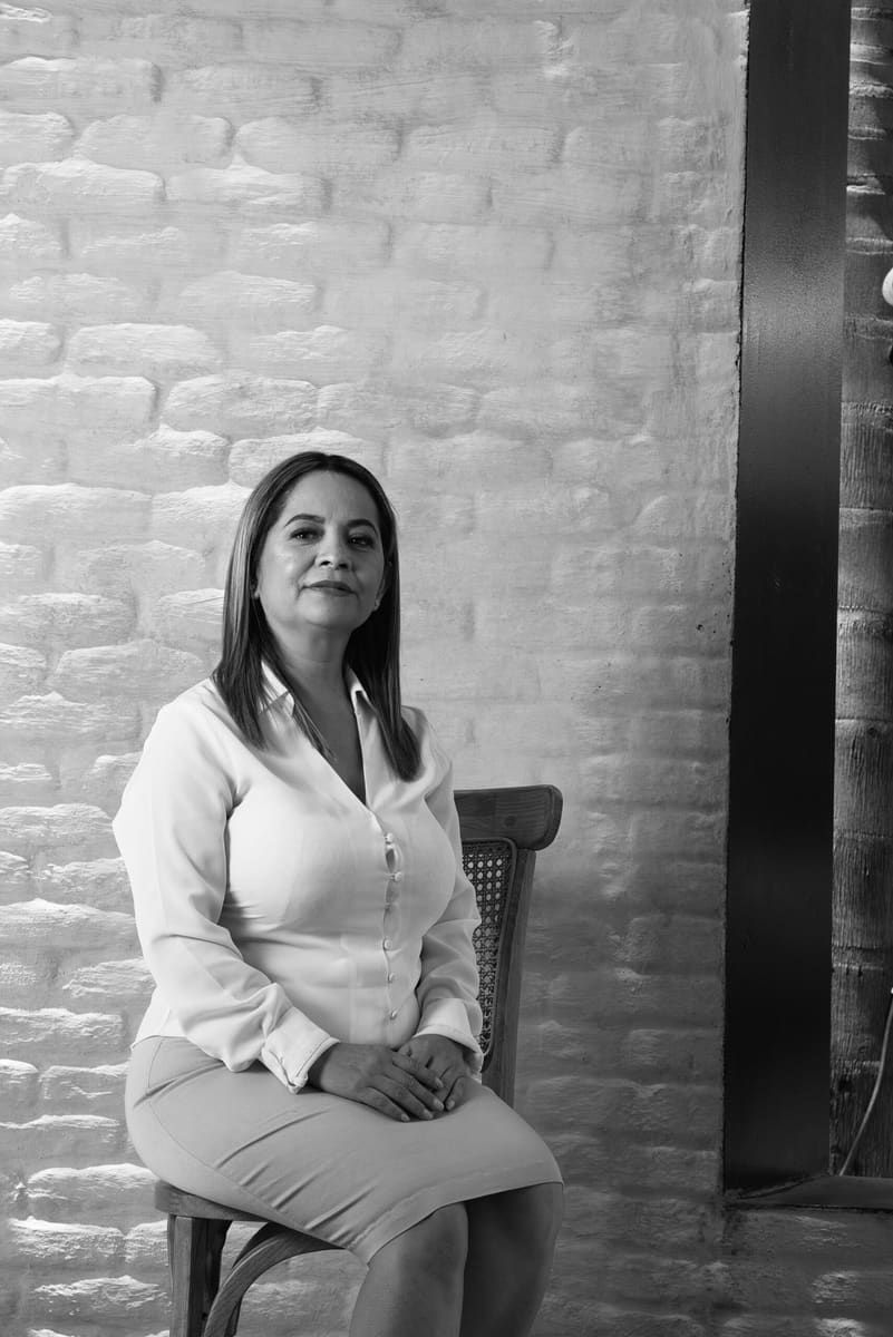 Retrato en blanco y negro de Rocío García, parte del equipo de Casa Clementina